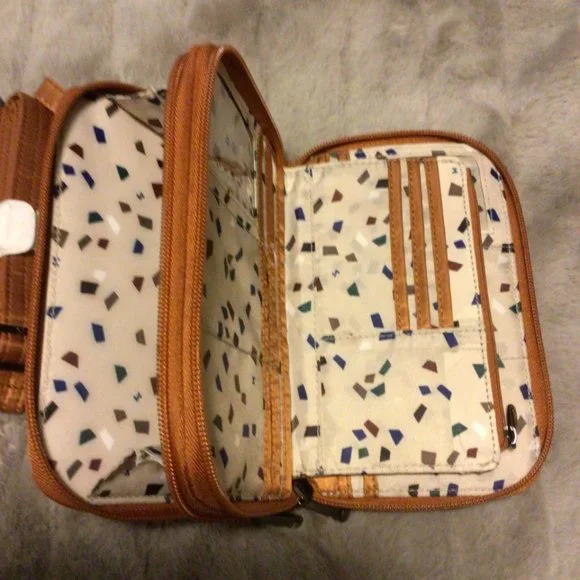 Lug Quickstep Convertible Wallet - EUC - Picture 3 of 3